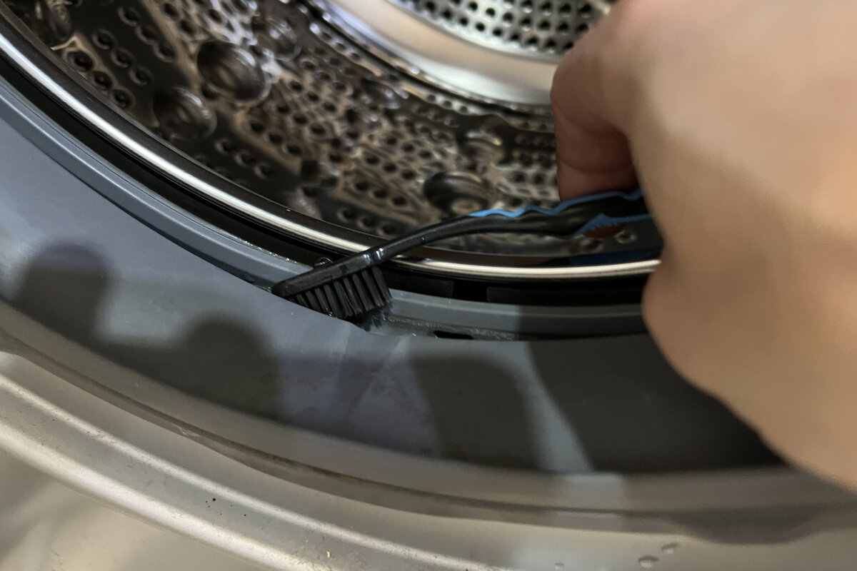 В стиральной машине резинка черная. Резинки под стиральную машину. Очиститель для резинки стиральной машины. Очистить резинку у стиральной машины. Зажевало резинку на стиральной машине.