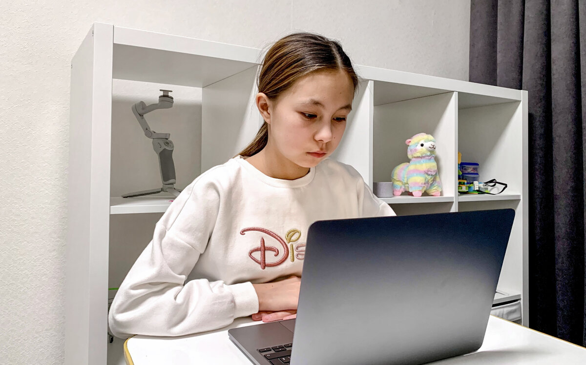 Дочь сельского учителя за ноутбуком