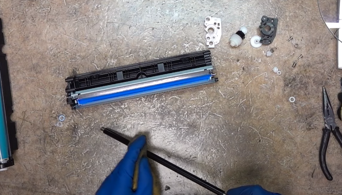 Фото 73. Шестеренка, за которую будем вращать поролоновый ролик подачи тонера