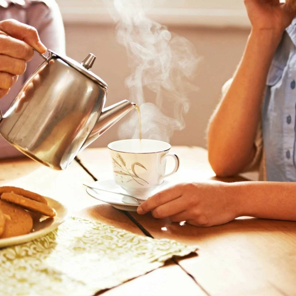 - Анна расскажите, как вы познакомились с моим сыном – интересовалась Ирина Сергеевна за чашкой чая.     (ЯндексКартинки)