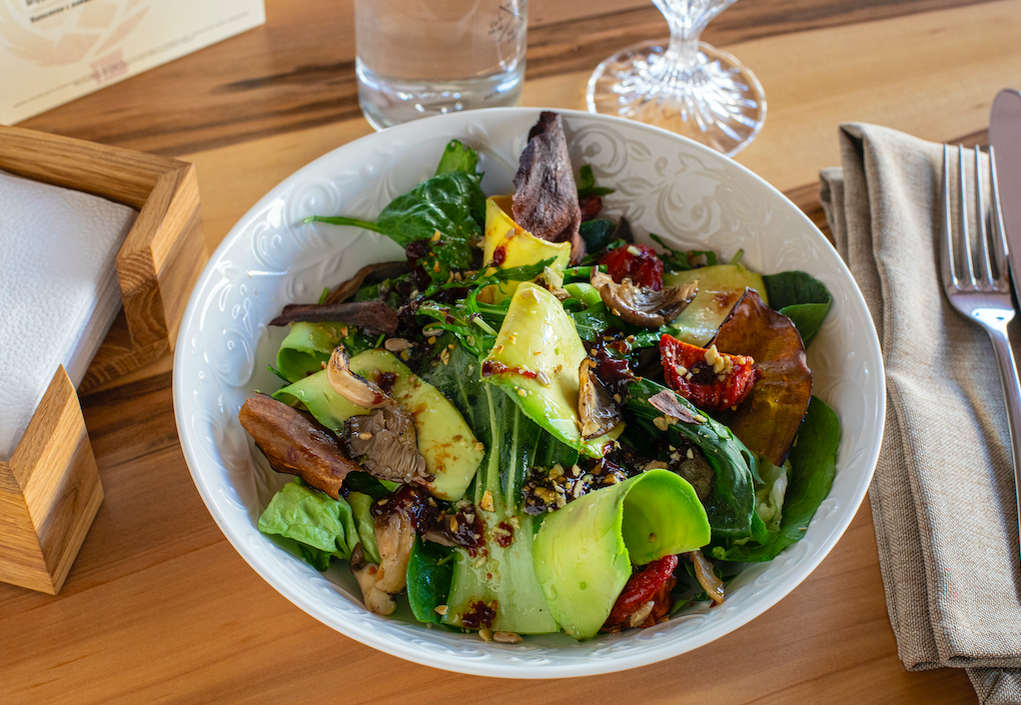     Постные салаты: с булгуром, авокадо и вешенками, с кускусом и артишоками