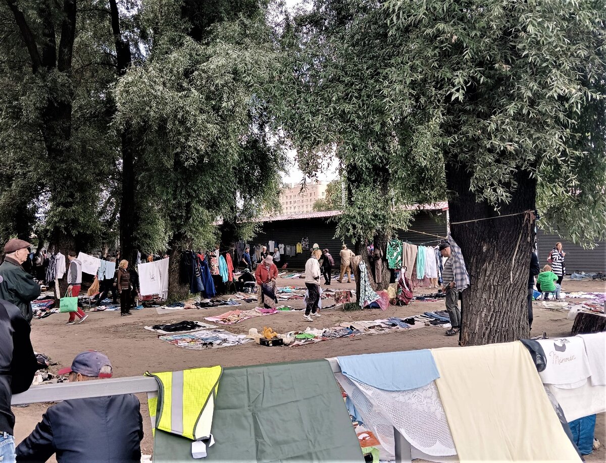 Одна из площадок на рынке. 