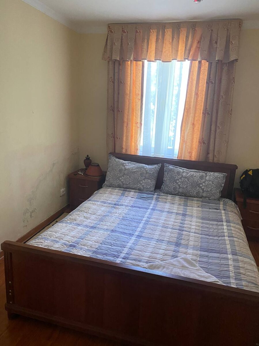 Спальня (обратите внимание справа на стену и разломанный торшер)