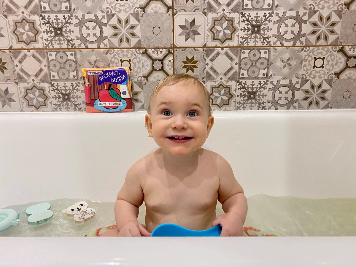 Тимоха обожает купаться в ванне, в тазу, в реке и в море — без разницы где, лишь бы в воде.