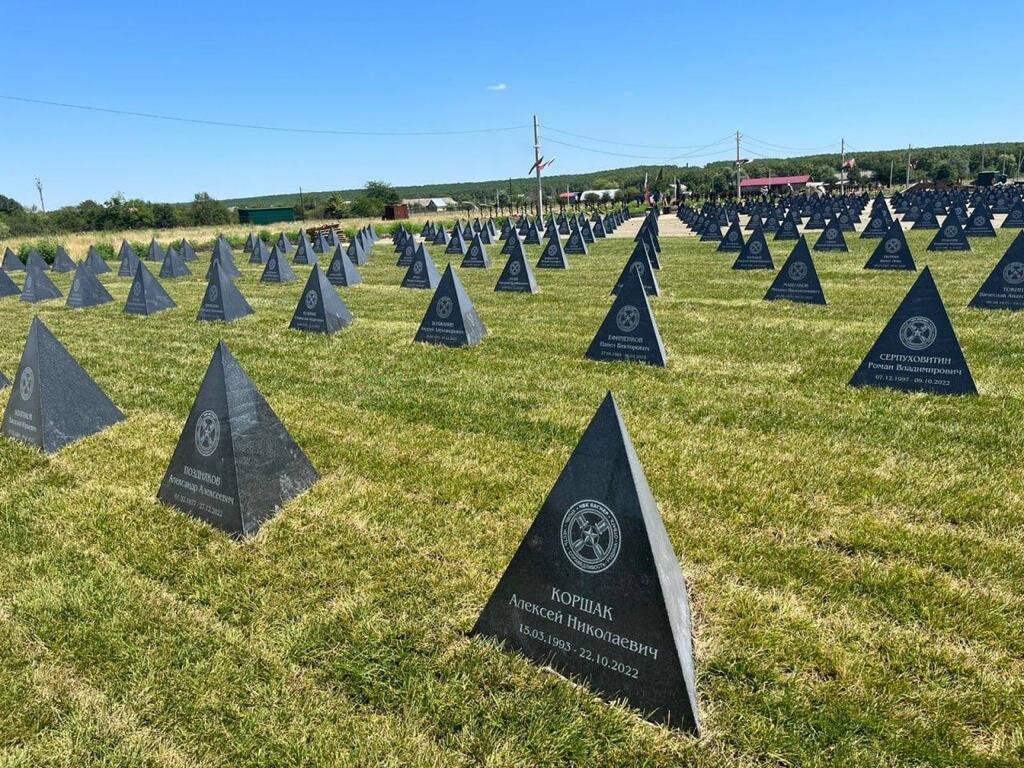 Могилы на некоторых кладбищах Вагнера оформляются пирамидами