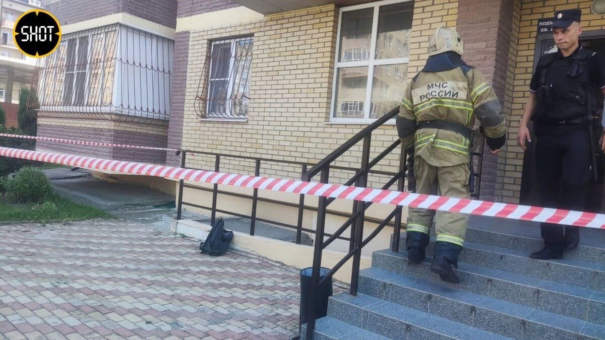     У жителя Ростова-на-Дону, который пострадал при взрыве запала гранаты во время обыска обнаружили другие боеприпасы, сообщает телеграм-канал SHOT.