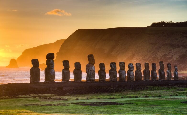 Как добраться: Когда-то путь до острова занимал много недель, теперь в столице и единственном городе Ханга-Роа есть аэропорт, который принимает ученых и туристов из столицы Чили, Сантьяго