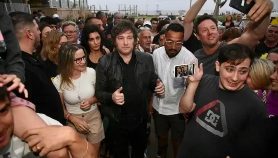 Милей на встрече с избирателями в Пинамаре