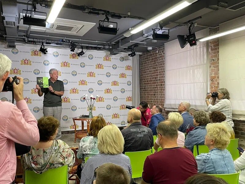   Председатель общественной палаты Свердловской области Александр Левин на презентации книги