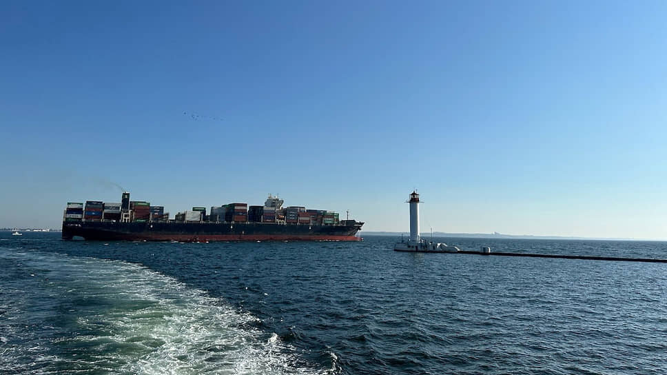 Фото: Oleksandr Kubrakov / Reuters📷Контейнеровоз Joseph Schulte вышел из порта Одессы 16 августа