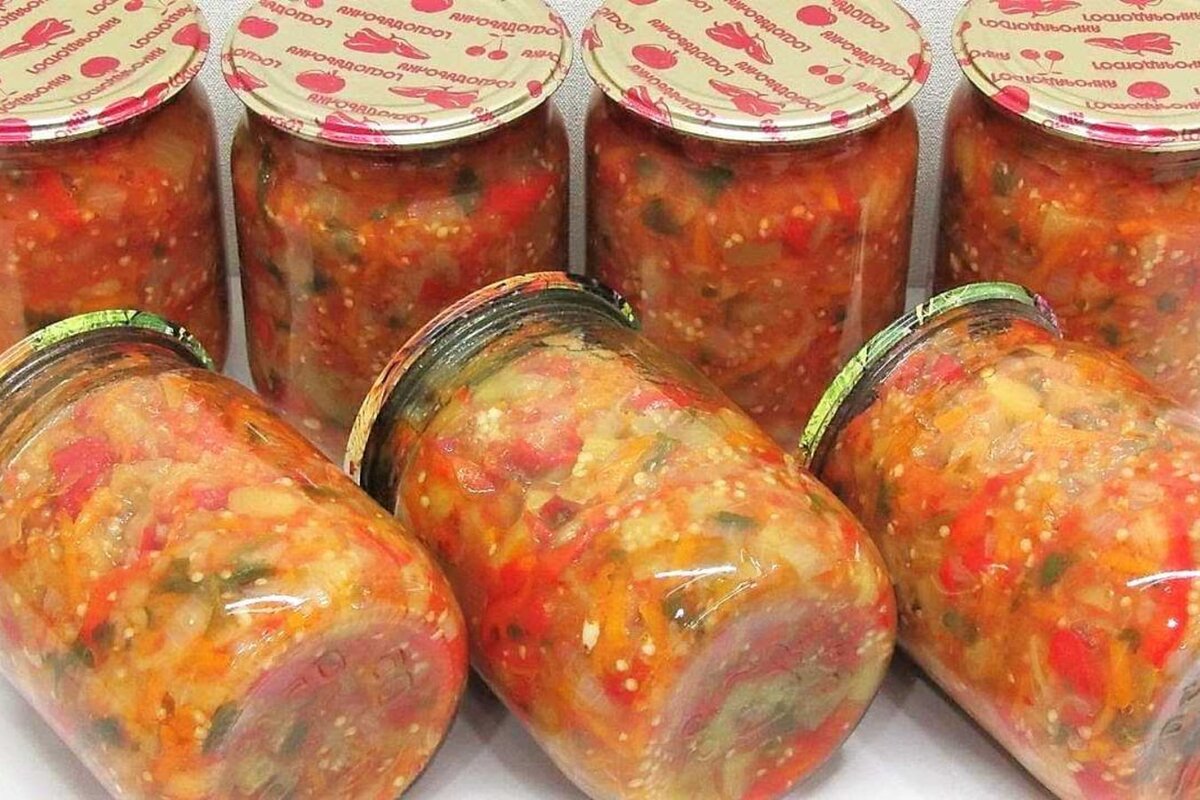 Вкусный салат на зиму перец баклажаны. Овощная закуска на зиму. Овощные закуски на зиму. Соте из овощей на зиму. Баклажанная закуска на зиму.