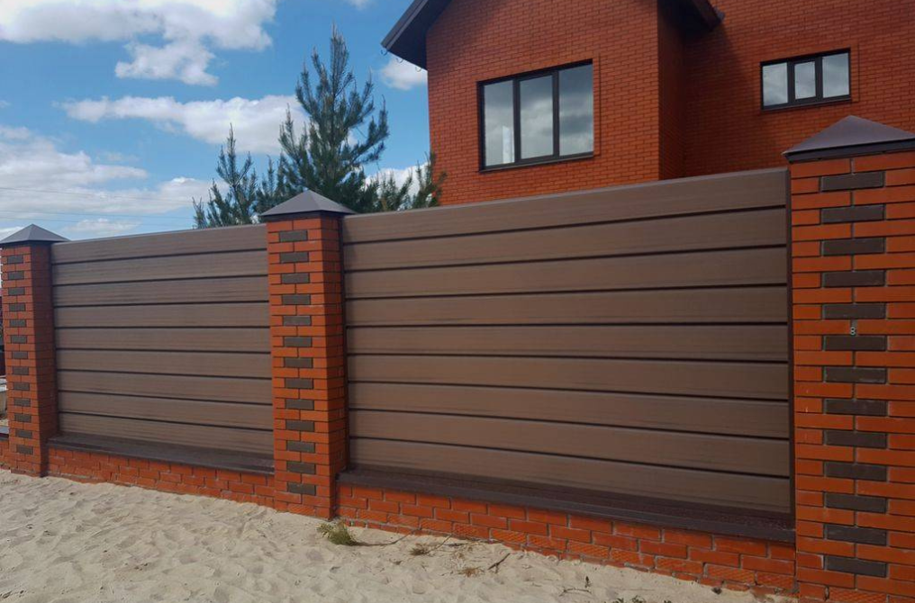 https://vsemzabory.ru/bez/kirpichnyj-zabor-s-derevyannymi-elementami/