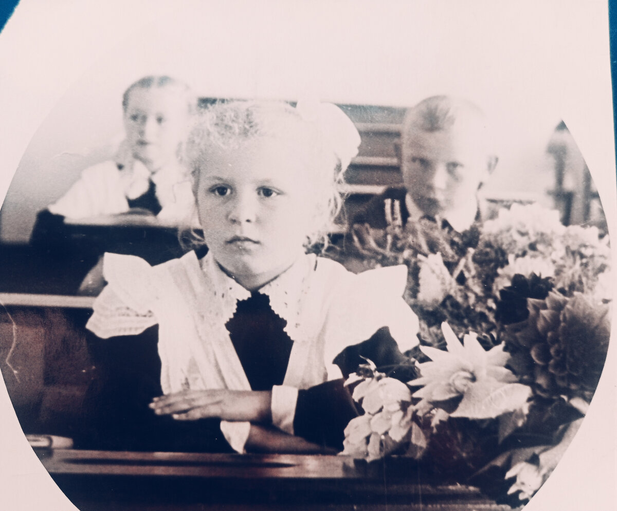 Я за третьей партой. На второй сидит Володя Козлов, мы с ним родились в один день, наши мамы лежали в одной палате. Нас даже перепутали на первом кормлении. На первом плане очень красивая девочка Танечка Генкина. Она также прелестна и сейчас.