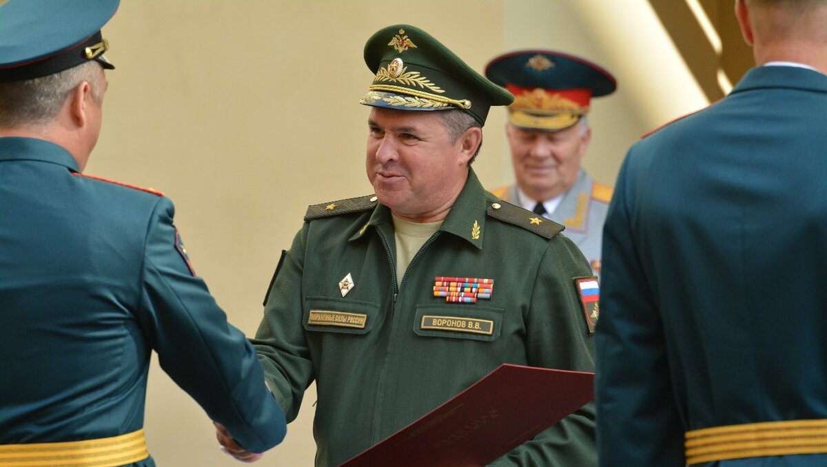     Суд в Ростове-на-Дону огласил приговор бывшему заместителю командующего войсками ЮВО по материально-техническому обеспечению за несколько преступлений, сообщают СМИ.