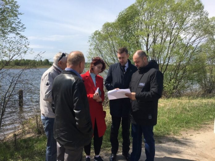 © Минтранс Рязанской области (Глава регионального Минтранса Павел Супрун обсуждает с жителями села Дядьково вопрос строительства моста-дублера через Оку)