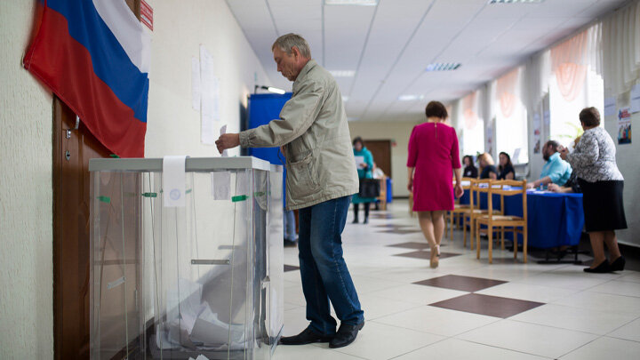 ВЫБОРЫ ГЛАВ ВСЕХ РЕГИОНОВ РОССИИ, КАК ГОВОРЯТ ПОЛИТОЛОГИ, В ЭТОТ РАЗ ПРОХОДЯТ "ПО РЕФЕРЕНДУМНОМУ ТИПУ". ТО ЕСТЬ НИКАКИХ РЕАЛЬНЫХ ШАНСОВ НА СМЕНУ ГУБЕРНАТОРОВ НИ В ОДНОМ ИЗ РЕГИОНОВ НЕТ, ОДНАКО ОЧЕНЬ ВАЖНО, С КАКИМ РЕЗУЛЬТАТОМ ЭТО ПРОИЗОЙДЁТ. ФОТО: SLUTSKY MAKSIM/SHUTTERSTОСK.СОM