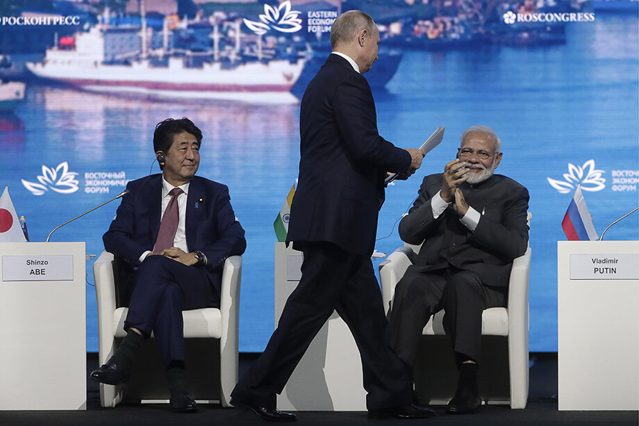 5 сентября 2019 года. Премьер-министр Японии Синдзо Абэ, президент РФ Владимир Путин и премьер-министр Индии Нарендра Моди (слева направо) во время пленарного заседания в рамках V Восточного экономического форума. Фото: Михаил Метцель/ТАСС