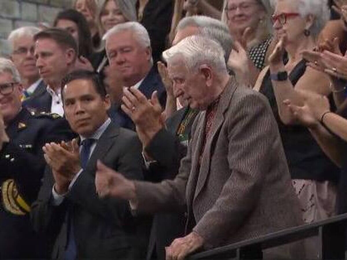 Пожилые в армии. 98 летний ветеран сс гунька. Канада ветеран. Канада ветеран. Аплодисменты ветерану сс.