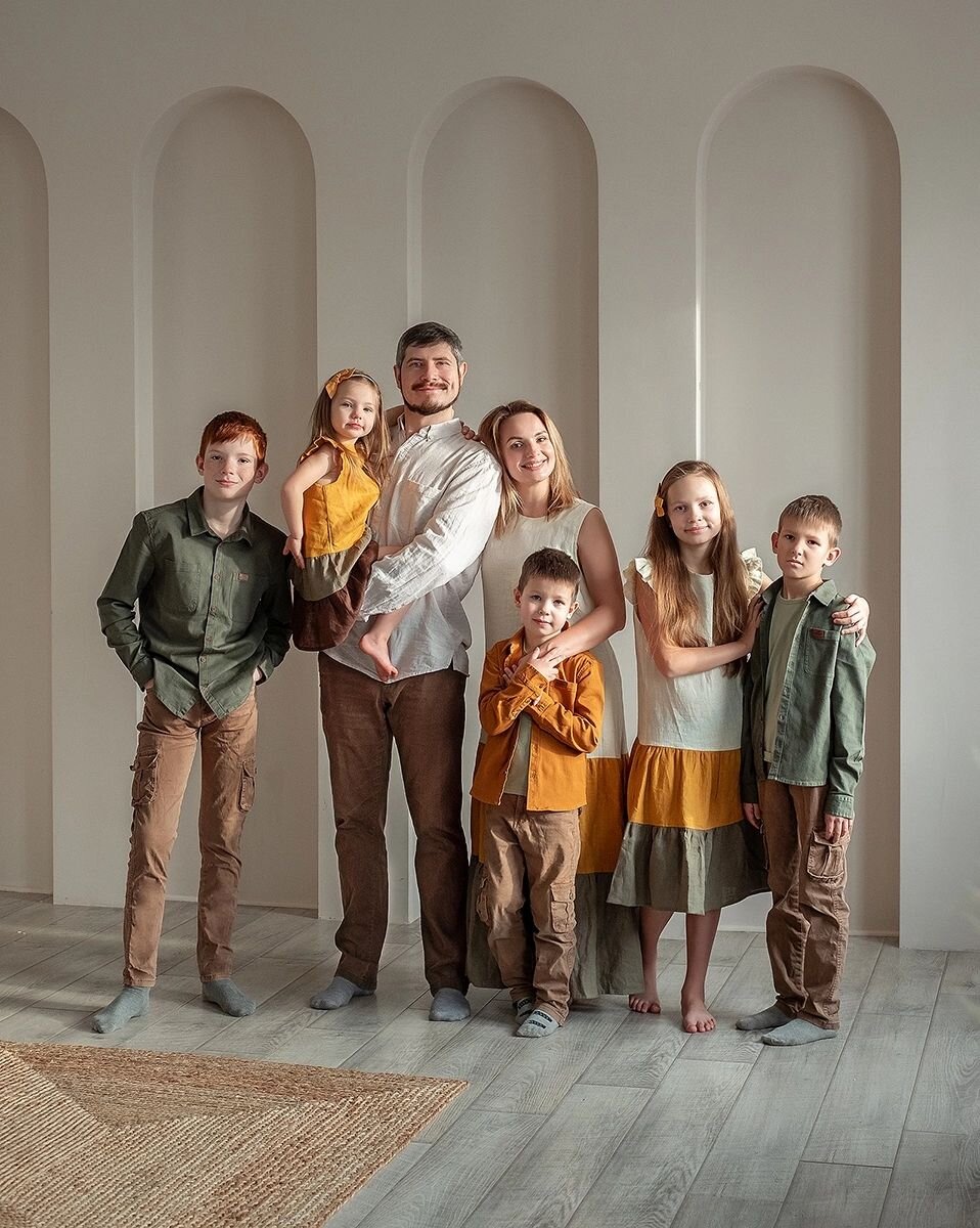 Семья Елизаровых: Как отец пятерых детей открыл курсы для будущих мам: история перинатального психолога из Сибири