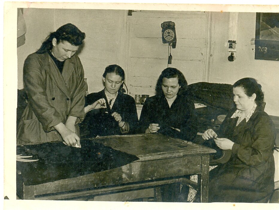 фото из бабушкиного альбома, сделано у неё на работе, она стоит слева.