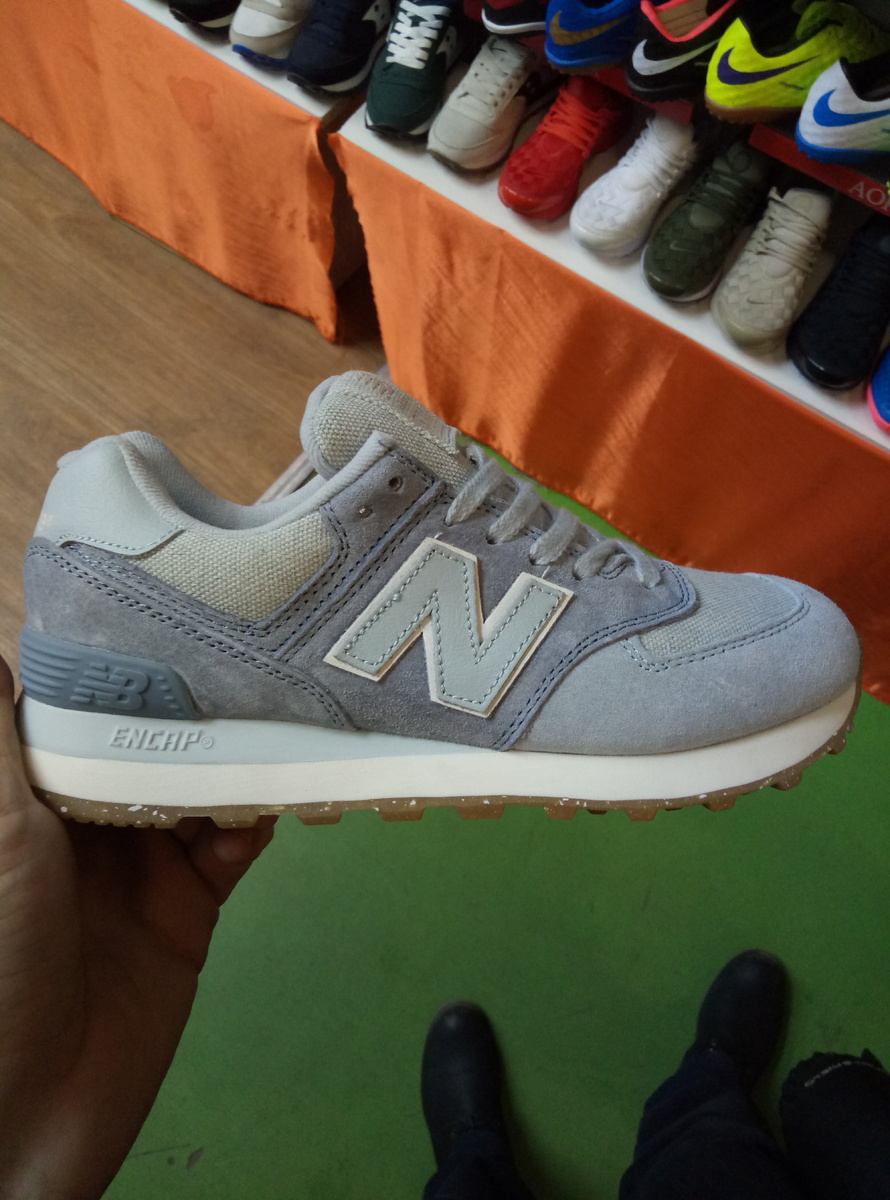 New Balance распродались тогда быстрее всего. Особенно женские модели. Так как качество было неотличимо от оригинала. Фото с копии с ТЦ Москва.