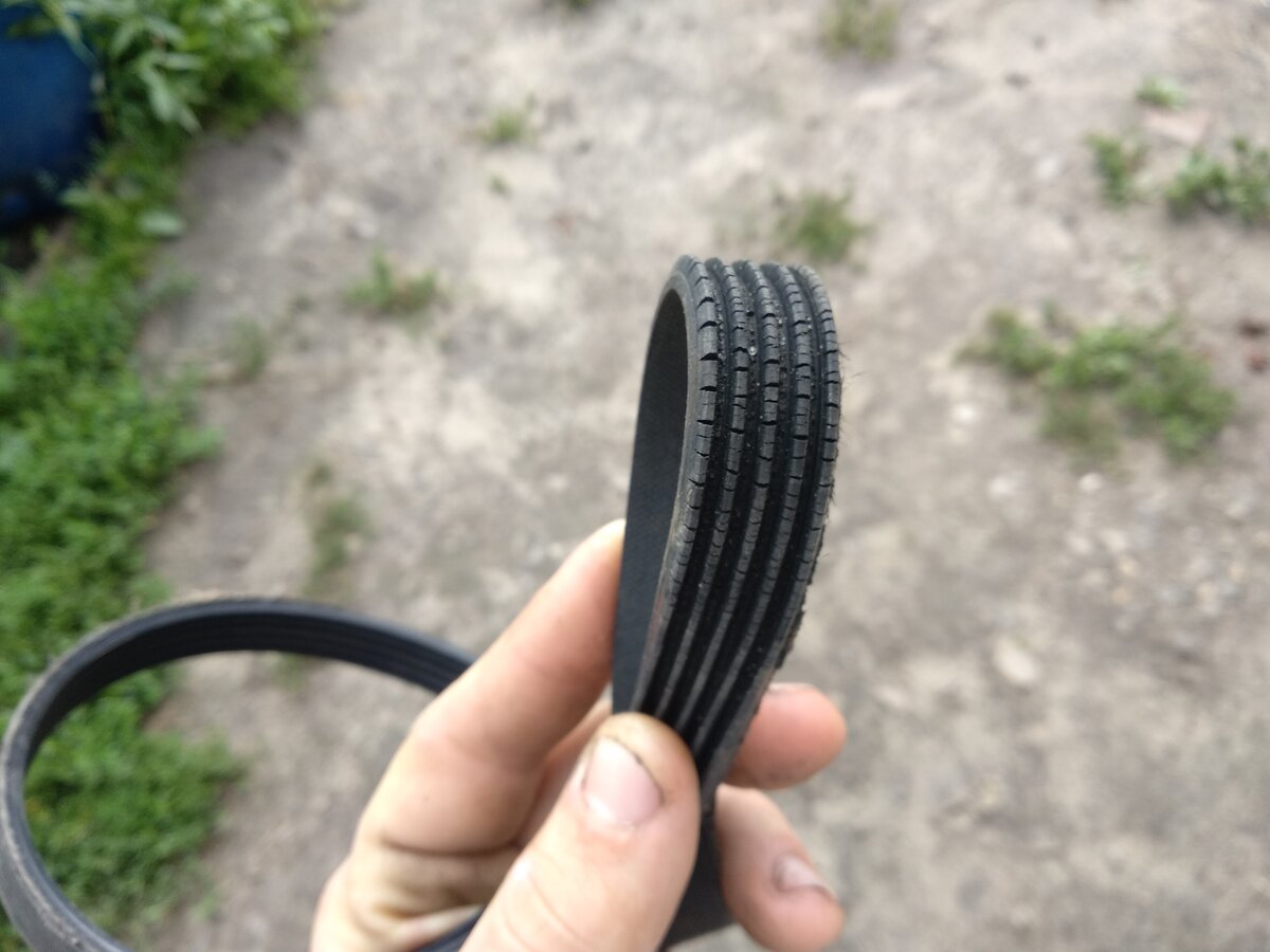 Трещины на старом ремне генератора