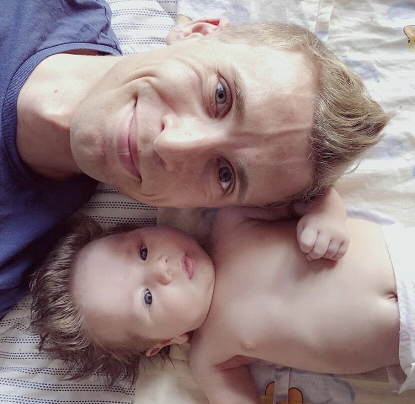 Все норовят написать - как они похожи! Но нет, совсем не похожи, я отдаю себе в этом отчёт. Но это и не важно для нас. 