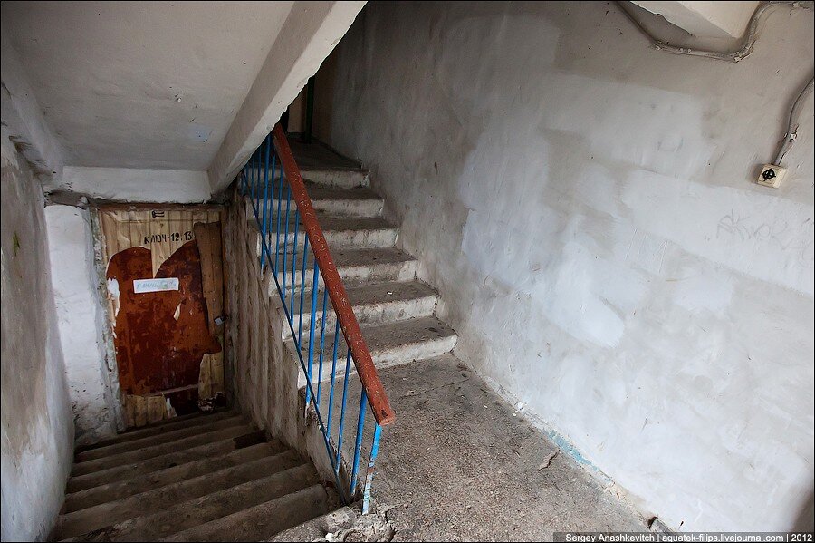 типичный вход в подвал "хрущевки"