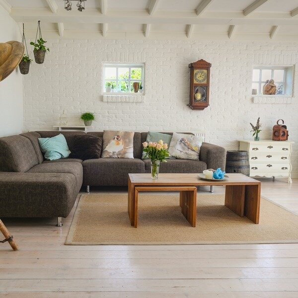 https://www.pexels.com/photo/brown-wooden-center-table-584399/