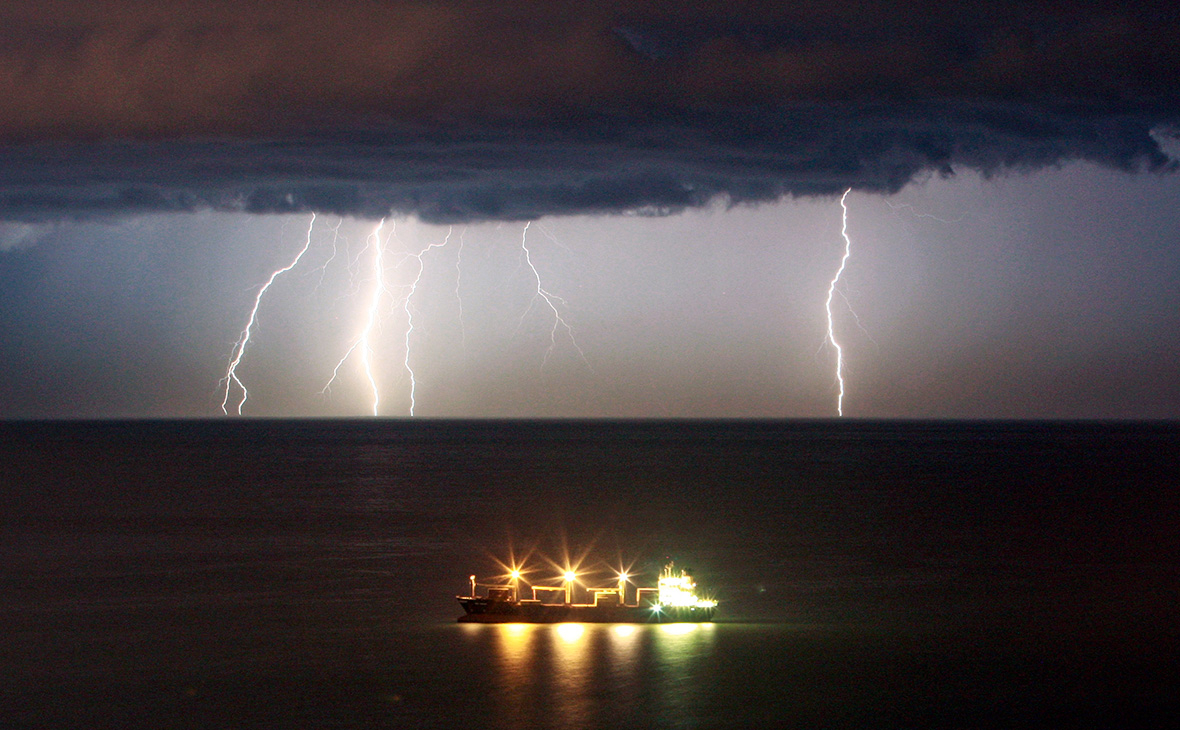 По данным норвежских спасателей, на борту находятся 33 человека. В районе, откуда пришел сигнал бедствия, штормовая погода 
