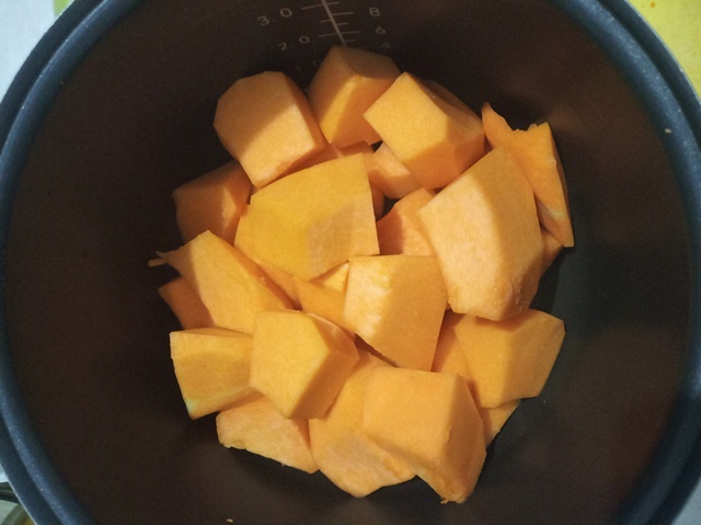 Большие куски тыквы сложила в мультиварку. Фото: Романа Образцова.