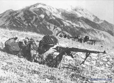 Парашютисты занимают позиции на склонах Гран-Сассо. СС находились в авангарде группы захвата, тогда как парашютисты отвечали за обеспечение операции в целом. По иронии судьбы, то, что Скорцени настоял на том, чтобы лететь в одном самолете вместе с Муссолини, стало для последнего основным источником опасности