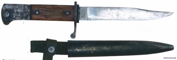 Первая разновидность штык-ножа Demag с деревянными накладками рукояти и плоским клинком