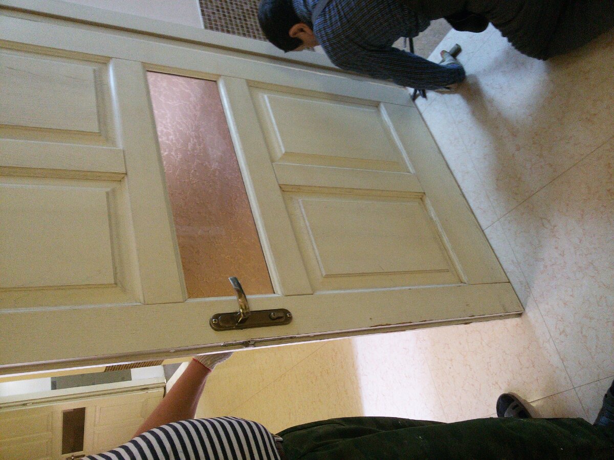 Дверь была снята с петель.