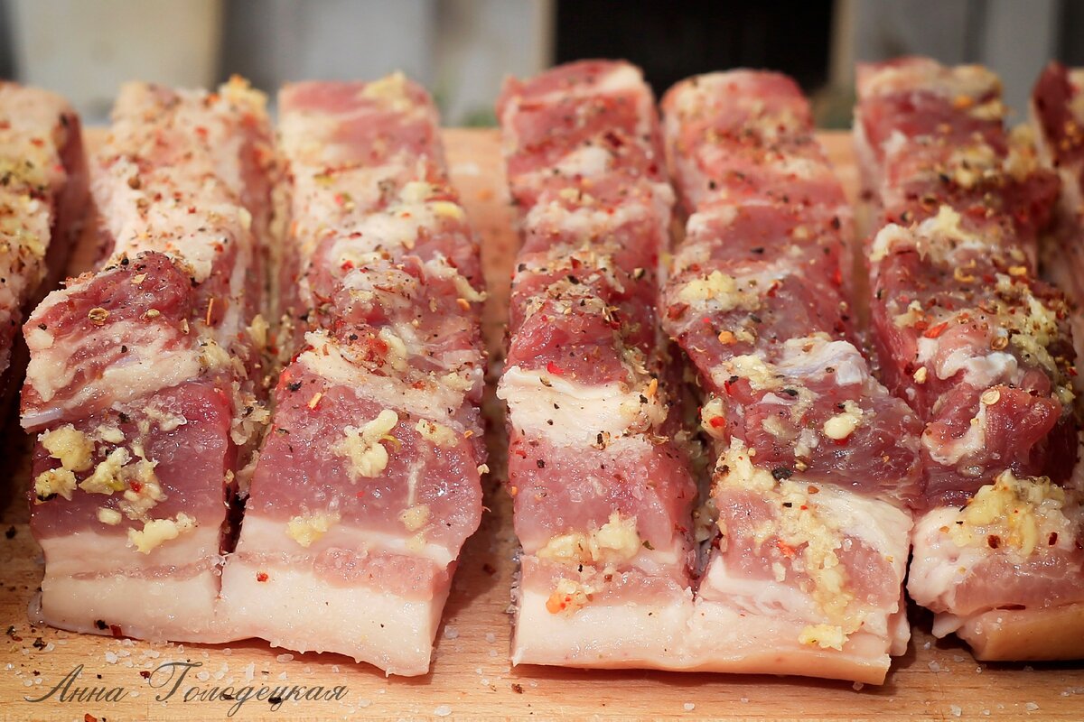 Сало порезали, засолили, натерли чесноком.