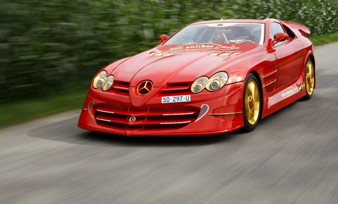 
№1 Mercedes-Benz SLR McLaren 999 Red Gold Dream Ueli Anliker - $ 11 000 000

Наивысшую первую строчку занимает Mercedes-Benz SLR McLaren 999 Red Gold Dream Ueli Anliker стоимостью $ 11 000 000. Над суперкаром работали 30 человек, только на оплату работникам расходы составили $ 5 500 000, это не считая расходы на материалы.


Mercedes-Benz SLR McLaren 999 Red Gold Dream Ueli Anliker - это улучшенная версия Mercedes-Benz SLR McLaren. Что было изменено: лакокрасочное покрытие, колеса, интерьер, двигатель. Фары, пороги, колеса покрыты 24-каратами золота. Панель приборов изготовлена из драгоценного металла, чехлы сидений и интерьер в целом отделан золотом, а устройства для распределения отделаны рубинами.

Мощность двигателя суперкара 999 л.с., разгон до 100 км/час за 3 сек., max скорость 350 км/час. Mercedes-Benz SLR McLaren 999 Red Gold Dream Ueli Anliker по праву признан самым дорогим в мире.