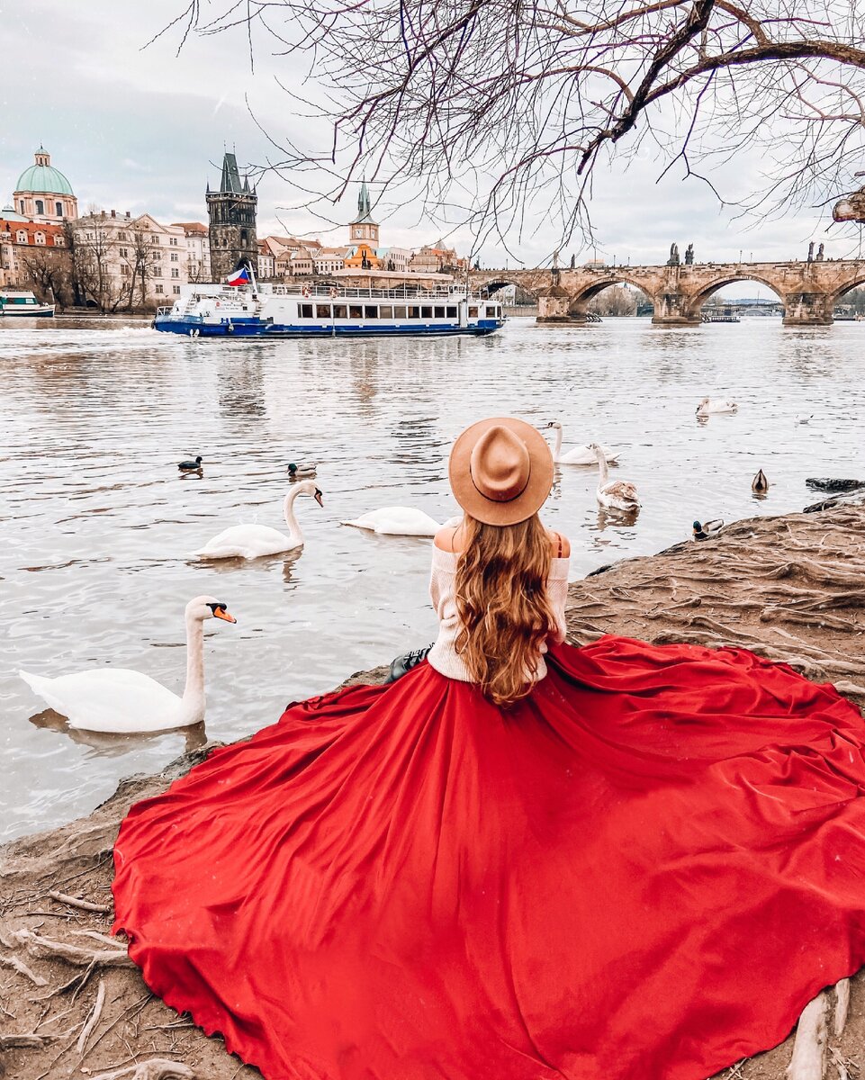 Вид на Карлов мост за музеем Франца Кафки