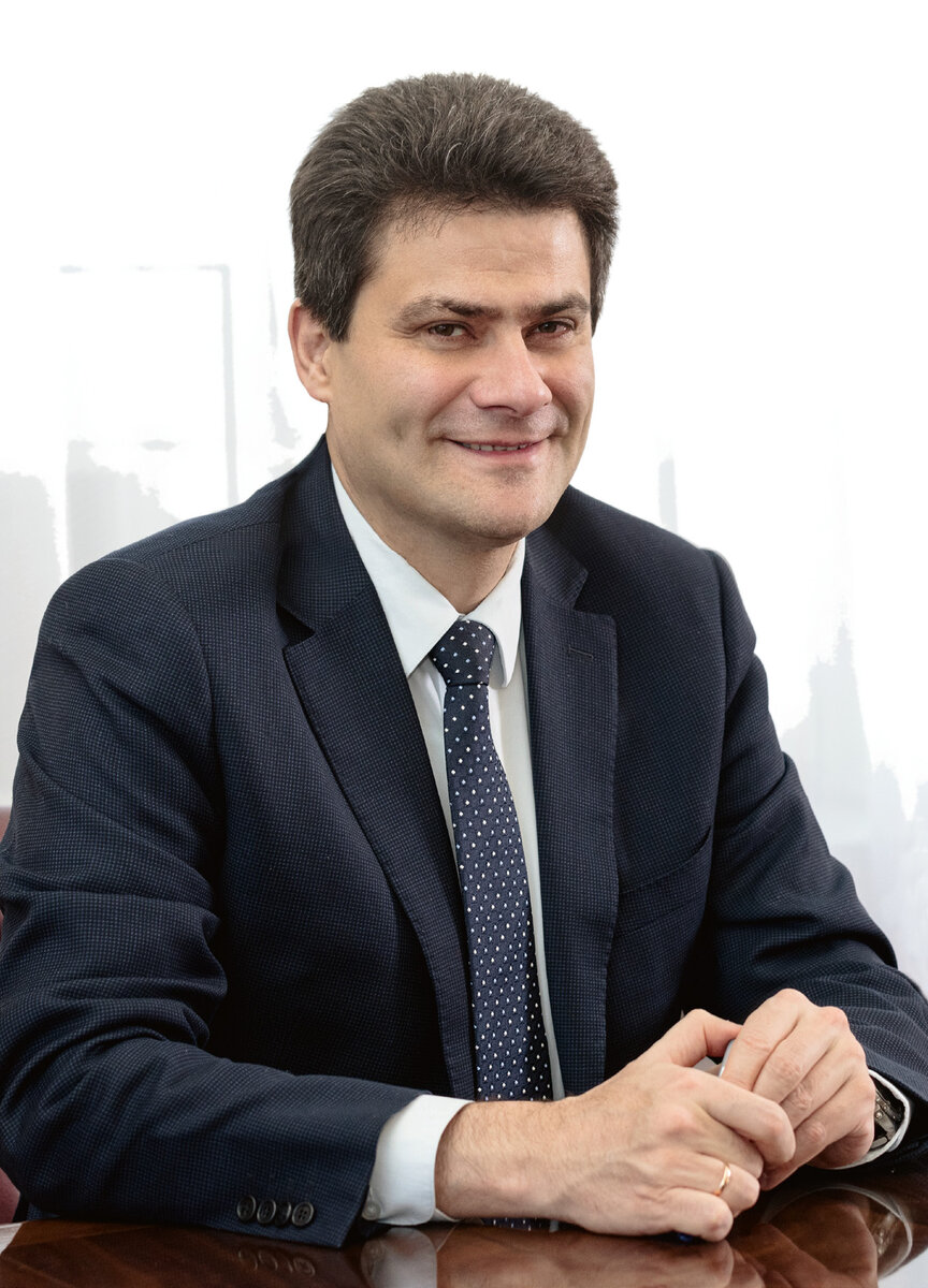 Александр Геннадьевич смотрит на вас как на электорат