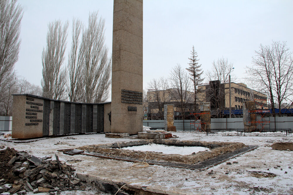 Обелиск балаково. Обелиск Балаково аллея. Балаково Обелиск памяти. Аллея героев Балаково.