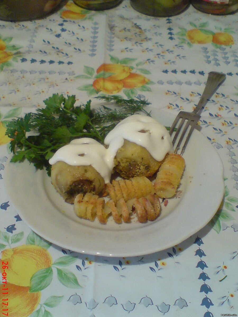 При  том при всем, что я не литовец, тамошнюю кухню уважаю и люблю, и по  возможности готовлю, и, естественно, потребляю. К сожалению больше  такого у нас нигде не поешь, так что по-любому приходиться изгаляться  самому.
 И вот как раз нарыл я тут рецепты литовской кухни и решил потихоньку воплощать их в жизнь.
 Рецептов там прилично, но начать я решил с картошки фаршированной  грибами. По моему, я когда-то такое уже ел, ну, может не совсем такое,  но что-то похожее. Скажу даже больше, я помню, что принимал участие в  его готовке. Так что для меня это блюдо не ново, хотя и хорошо забыто.  Ну, пришлось вспомнить и приготовить.
 Скажу больше, к приготовлению этого блюда, я даже специально готовился,  приобретя не только продукты, но и необходимый инвентарь.
 Вот об этом блюде я и расскажу.
 