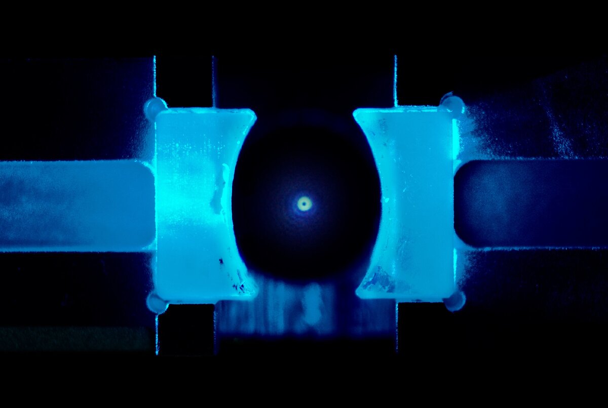 Стеклянная бусина левитирует в оптическом резонаторе.