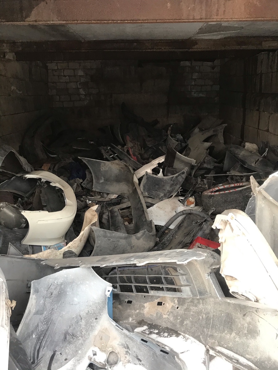 Гараж с бамперами.