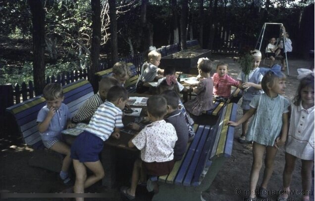 Внимание на девочек справа. Фото не постановочное! Фото: Яндекс Картинки