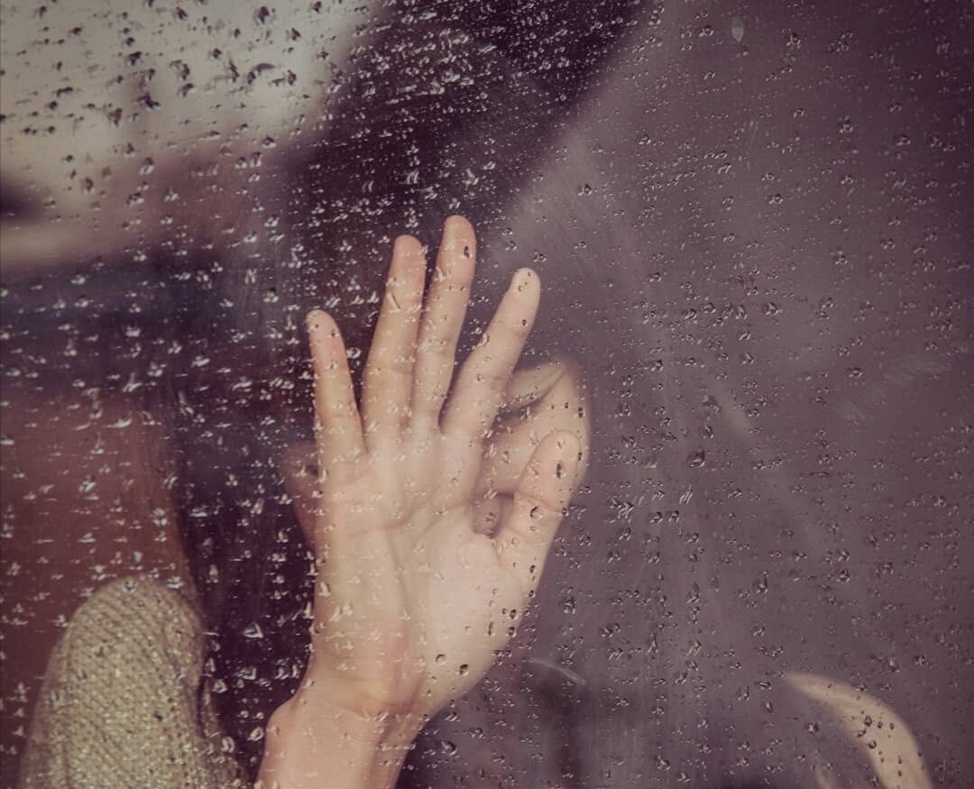 Жить в тревожности - это как смотреть на мир через пелену дождя - не видно его красок. Фото: unsplash.com