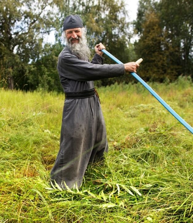 Священник на покосе. Фото из открытых источников