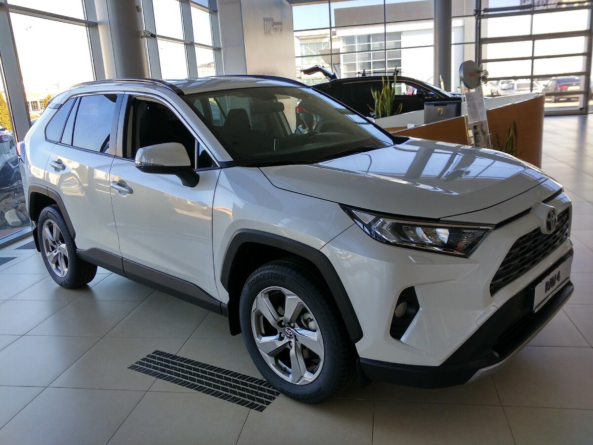 Toyota RAV4: белый цвет ему идёт
