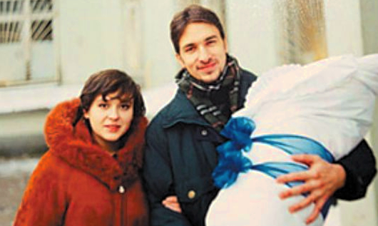 Первая жена Григория - Лена. А в руках актёр держит сына Алексея