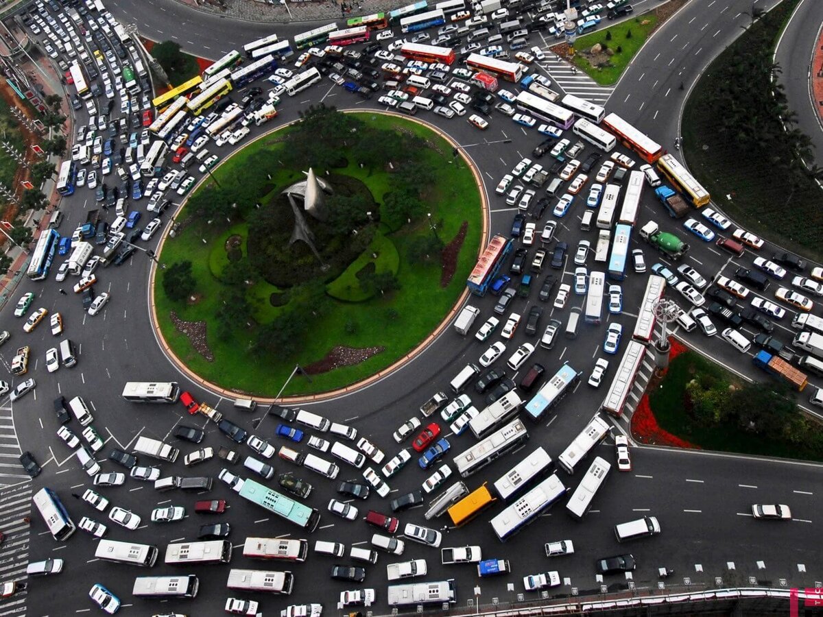 Пробка перекрестке с круговым движением