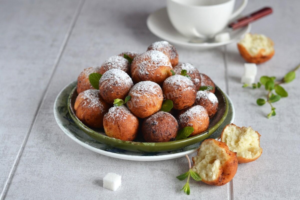 круглые творожные шарики. творожные пончики шарики. творожные шарики жареные. творожные пончики шарики. творожные шарики во фритюре.