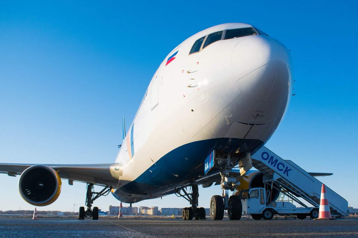 Boeing 767-33A(ER), VP-BRA, авиакомпании Azur Air в аэропорту Омск-Центральный.